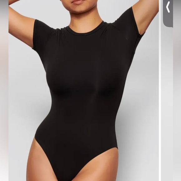 SKIMS Tops - SKIMS Fits Everybody Short Sleeve Bodysuit in Onyx Size Small